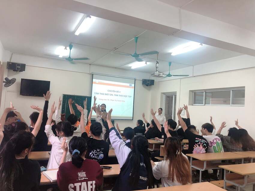 Các bạn sinh viên Lớp kỹ năng Khởi nghiệp trường ĐH SPNT Trung Ương hăng hái phát biểu xây dựng bài