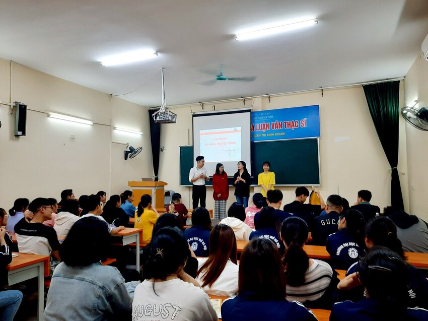 Các bạn sinh viên lớp Phát triển kỹ năng nghề nghiệp tại Khoa Kinh tế - Trường ĐH mở HN đang rèn luyện kỹ năng thuyết trình cùng MC Quốc Anh