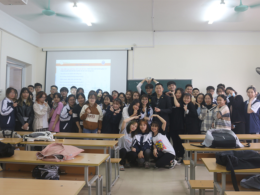 Các bạn sinh viên NUAE chụp ảnh lưu niệm cùng giảng viên sau buổi học